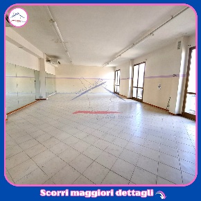 Foto Locale commerciale a Civitella in Val di Chiana di 300 m² con 4 locali