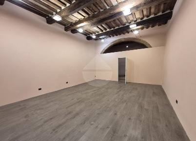 Foto Negozio in Corso Garibaldi, Gubbio Centro di 50 m² con 1 locali