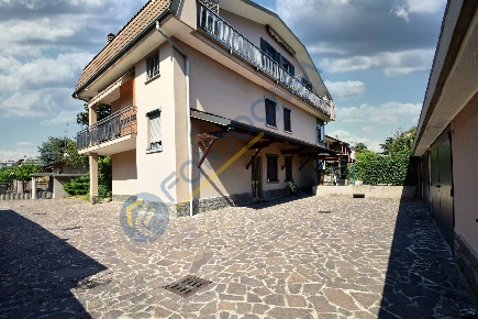 Foto Appartamento in Via Po 1, Senago di 130 m² con 4 locali in vendita