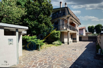 Foto Appartamento in Via Po 1, Senago di 130 m² con 4 locali in vendita