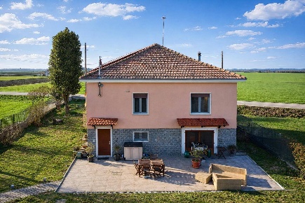 Foto Villa unifamiliare a Alessandria Castelceriolo di 246 m² con 7 locali