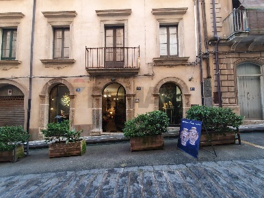 Foto Negozio in via San Bonaventura 19-21-23, Caltagirone Centro di 54 m²