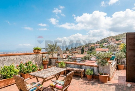 Foto Villa unifamiliare in Via Francesco Baracca 140/a, Palermo di 202 m²