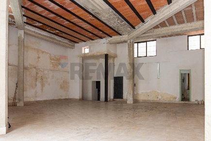 Foto Locale commerciale in Corso Malta 132, Napoli Poggioreale di 350 m²