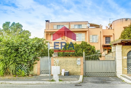 Foto Villa a schiera in Via San Candido 94, Roma Infernetto di 303 m²