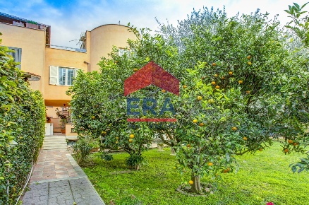 Foto Villa a schiera in Via San Candido 94, Roma Infernetto di 303 m²