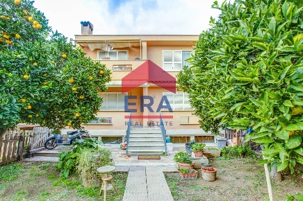 Foto Villa a schiera in Via San Candido 94, Roma Infernetto di 303 m²