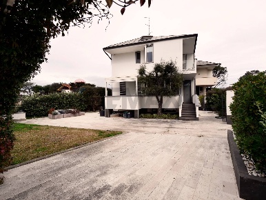 Foto Villa unifamiliare in Via Giovanni Gentile 87, Bari Japigia di 250 m²