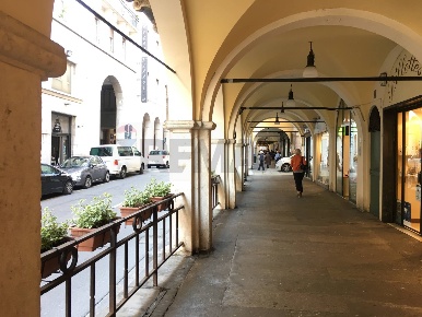 Foto Negozio in Via Dieci Giornate, Brescia Loggia - Garibaldi di 161 m²