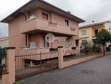 Foto Appartamento in Via Galilei 25, Ghedi Centro di 120 m² con 3 locali