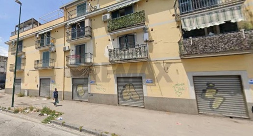 Foto Locale commerciale a Napoli Capodichino di 594 m² con 20 locali