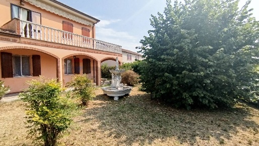 Foto Villa unifamiliare a Ficarolo di 239 m² con 5 locali in vendita