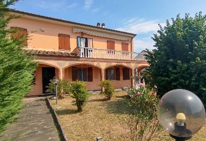 Foto Villa unifamiliare a Ficarolo di 239 m² con 5 locali in vendita