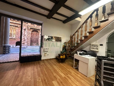 Foto Locale commerciale in Via San Vitale, Bologna Centro Storico di 40 m²