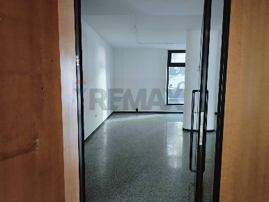 Foto Negozio in Via Chiavellati snc, Foligno Centro Storico di 59 m²
