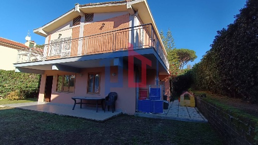 Foto Villa unifamiliare in via elisabetta 84, Anzio di 160 m² con 8 locali