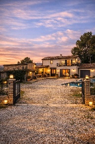 Foto Rustico a Offida di 210 m² con 8 locali in vendita