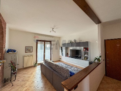 Foto Appartamento in via Giuseppe Garibaldi 3, Saltrio di 86 m² in vendita