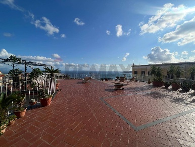 Foto Appartamento a Napoli Vomero di 202 m² con 6 locali in vendita