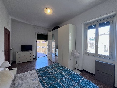 Foto Appartamento in Via Napoli, Genova Oregina di 80 m² con 6 locali