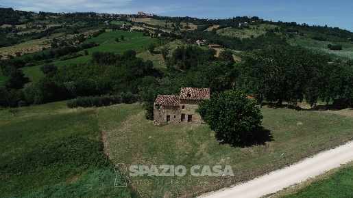 Foto Rustico in Contrada Appezzana 85, Loro Piceno di 123 m² con 6 locali