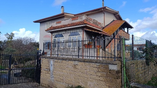 Foto Villa unifamiliare a Aprilia Fossignano di 321 m² con 10 locali