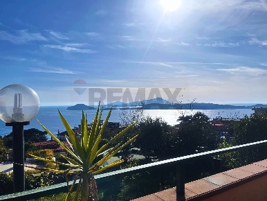 Foto Casa indipendente in Via Traversa Campanova, Pozzuoli Pozzuoli Alta