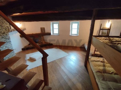 Foto Rustico in via Paradiso, Gera Lario di 338 m² con 7 locali in vendita