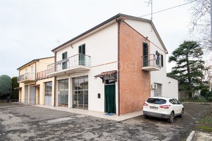 Foto Case semi ndipendenti in Via Marughetta, Imola di 252 m² con 4 locali
