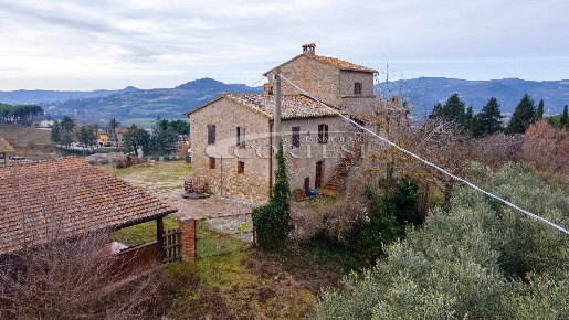Foto Villa unifamiliare a Perugia di 350 m² con 6 locali in vendita
