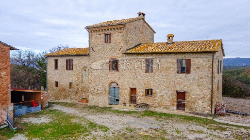 Foto Villa unifamiliare a Perugia di 350 m² con 6 locali in vendita