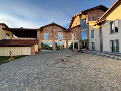 Foto Hotel a Riva presso Chieri Centro di 2893 m² con 35 locali in vendita