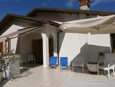 Foto Villa bifamiliare a Ameglia Centro di 120 m² con 5 locali in affitto