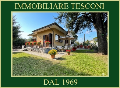 Foto Villa bifamiliare in VIALE APUA 26, Pietrasanta di 90 m² con 5 locali