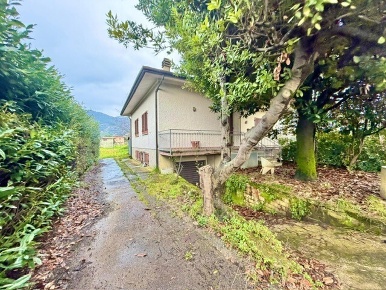 Foto Villa unifamiliare a Pietrasanta di 200 m² con 11 locali in vendita