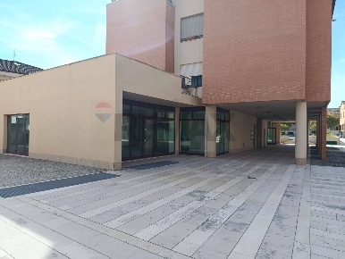 Foto Locale commerciale in largo 2 Giugno, Castelbellino Stazione di 260 m²