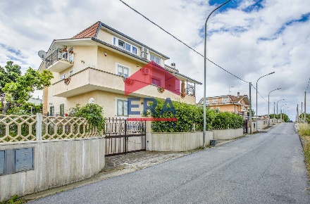 Foto Appartamento in Via delle Gardenie 24, Pomezia di 158 m² con 4 locali