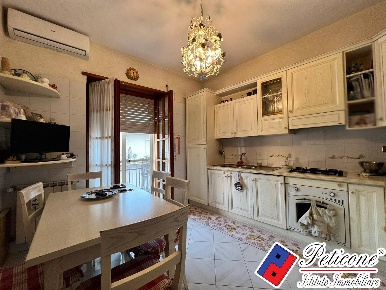 Foto Appartamento in via luca giordano, Fondi Centro di 109 m² con 4 locali