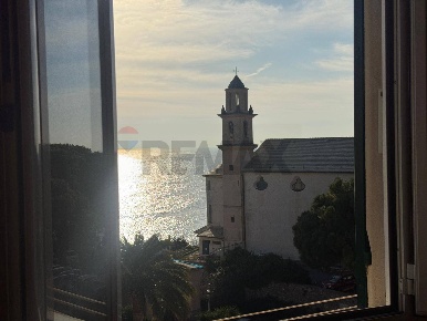 Foto Appartamento in Via Bolzano 2, Genova Quinto di 136 m² con 7 locali