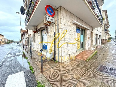 Foto Locale commerciale a Cecina di 48 m² con 1 locali in affitto