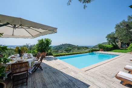 Foto Villa unifamiliare a Camaiore Camaiore Paese di 190 m² con 9 locali