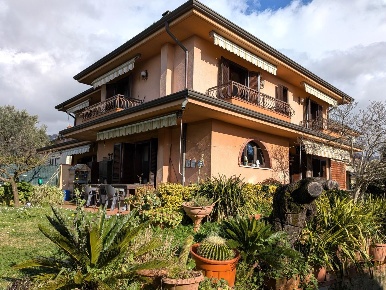 Foto Appartamento a Massa Rinchiostra - Quercioli di 200 m² con 8 locali