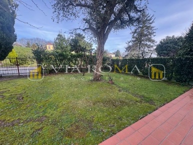 Foto Appartamento a Lucca Monte San Quirico - Tre Cancelli di 125 m²