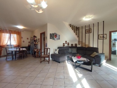 Foto Appartamento a Carrara Avenza di 160 m² con 5 locali in vendita