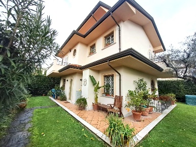 Foto Villa unifamiliare a Montignoso Cinquale di 150 m² con 6 locali