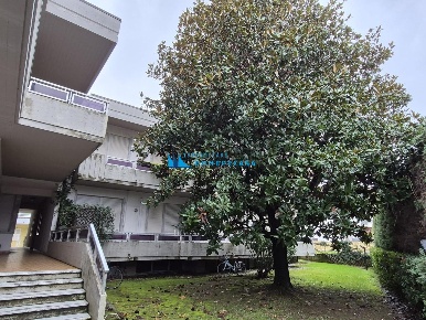 Foto Appartamento a Massa Marina di Massa Centro di 100 m² con 6 locali