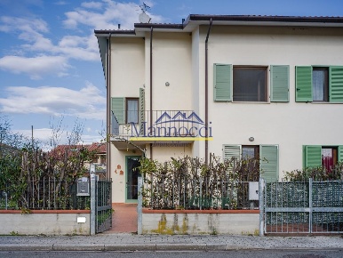 Foto Villa bifamiliare a Cascina Titignano - Visignano di 180 m² in vendita