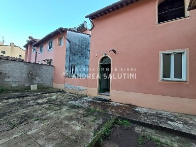 Foto Casa indipendente a Buti Centro di 345 m² con 10 locali in vendita
