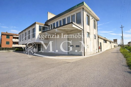 Foto Capannone industriale a Bientina Centro di 3300 m² con 10 locali