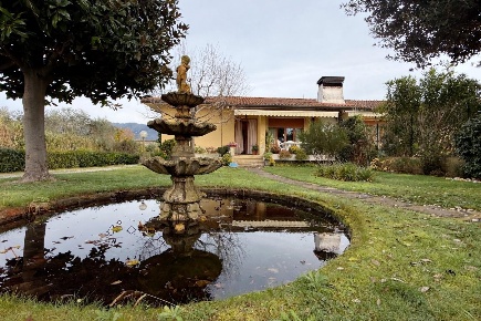 Foto Villa bifamiliare a Camaiore Capezzano Pianore di 152 m² con 9 locali